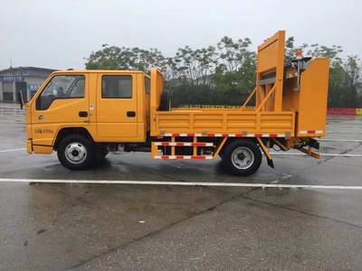 藍牌防撞緩沖車 道路安全的守護者與防撞緩沖墊廠家的關(guān)鍵作用