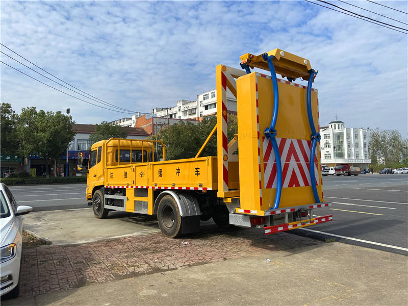 守護(hù)生命與安全的移動(dòng)屏障 100k高速專用防撞車、東風(fēng)安全防撞車、天錦防撞緩沖車與救護(hù)車的綜合解析